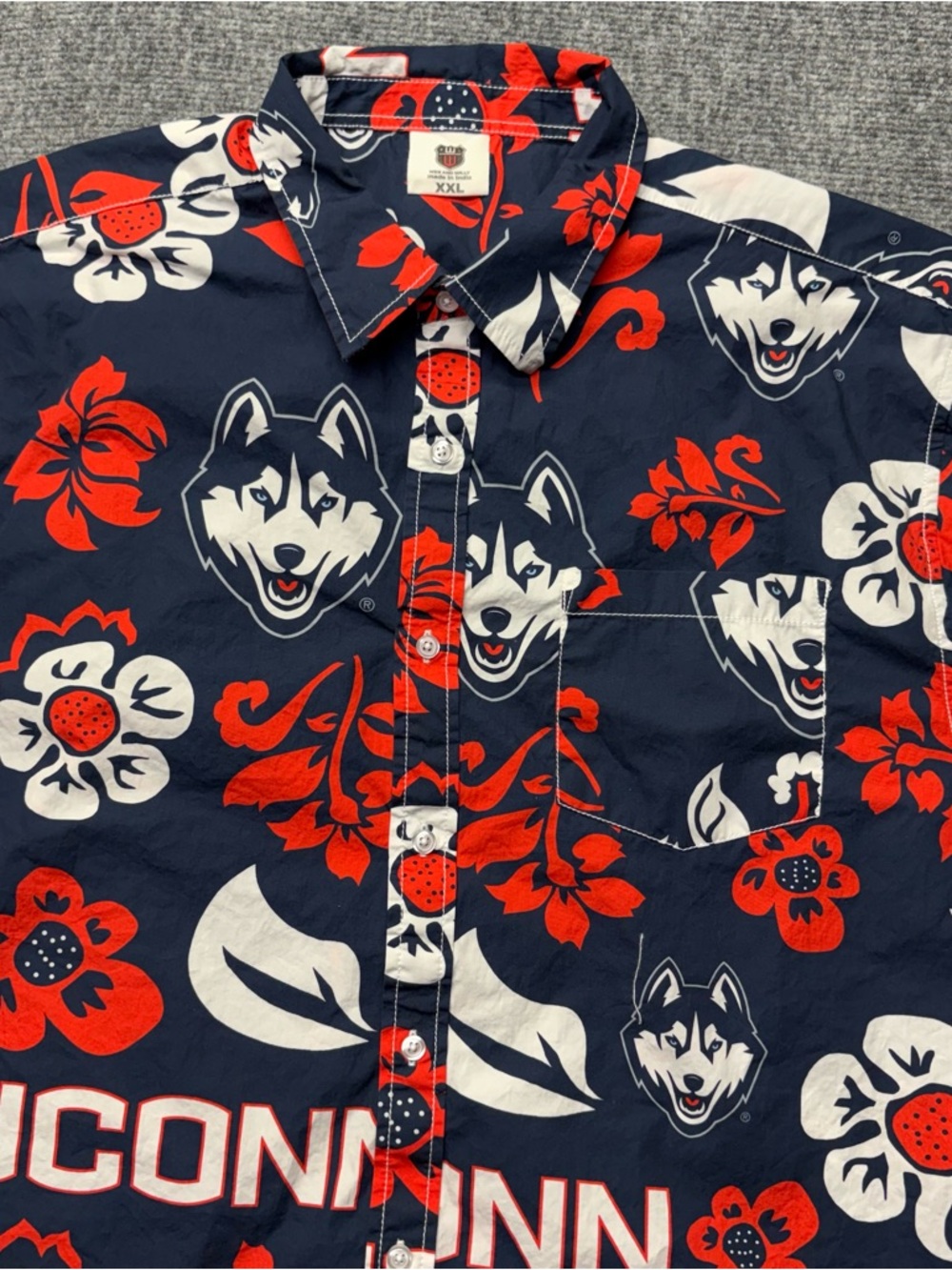 UCONN Huskies Mens XXL Blue Wes and Willy Hawaiian Button Shirt Camp Floral